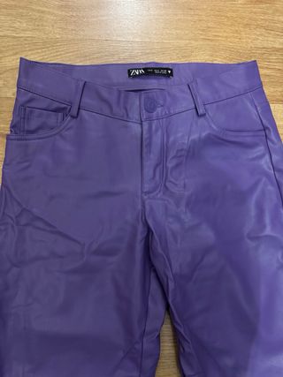 Pantalón polipiel morado recto Zara Talla S