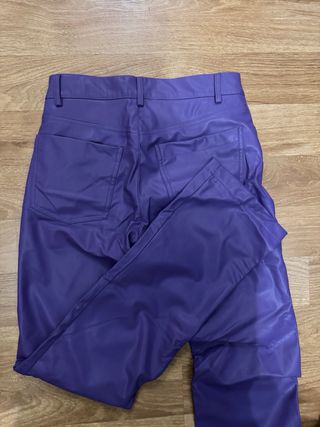 Pantalón polipiel morado recto Zara Talla S