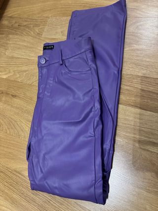 Pantalón polipiel morado recto Zara Talla S