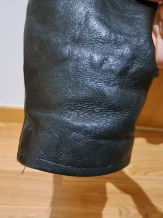 Cazadora de cuero negra estilo moto