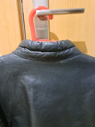 Cazadora de cuero negra estilo moto