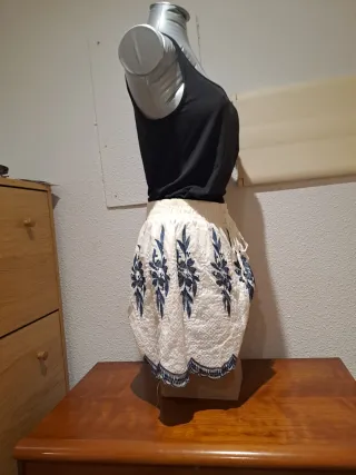 Pantalón corto blanco bordado azul Talla M