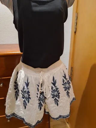 Pantalón corto blanco bordado azul Talla M