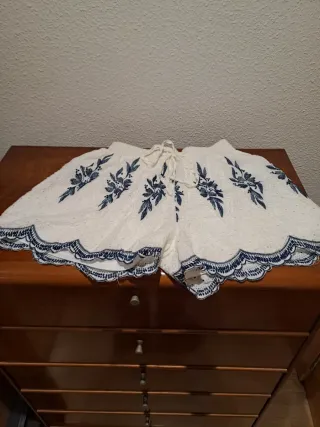 Pantalón corto blanco bordado azul Talla M