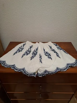 Pantalón corto blanco bordado azul Talla M