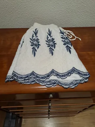 Pantalón corto blanco bordado azul Talla M