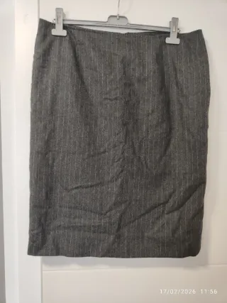 Falda gris con rayas verticales
