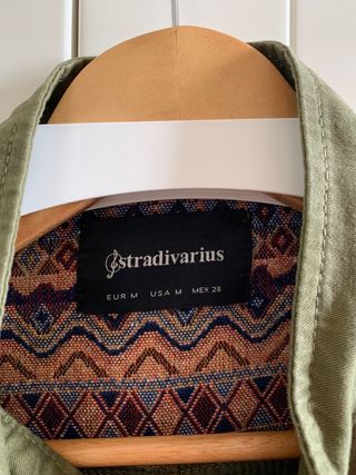 Cazadora Stradivarius verde con bordado étnico