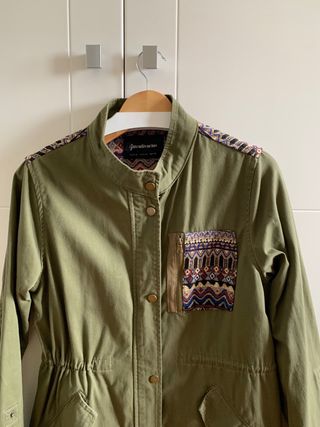 Cazadora Stradivarius verde con bordado étnico