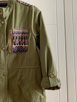 Cazadora Stradivarius verde con bordado étnico