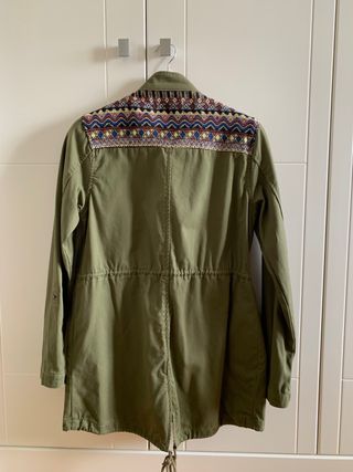 Cazadora Stradivarius verde con bordado étnico