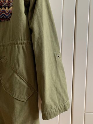 Cazadora Stradivarius verde con bordado étnico