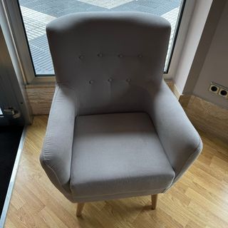 Sillón de tela gris y beige