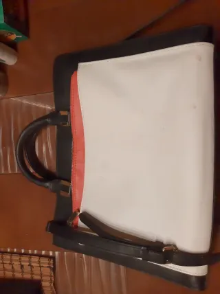 Dos bolsos de mano grises y dorados