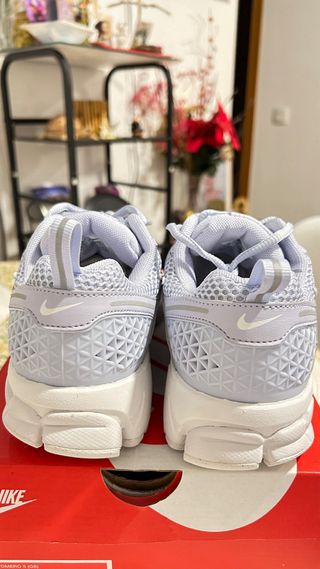 Nike Vomero 5 Talla 39 Morado Blanco