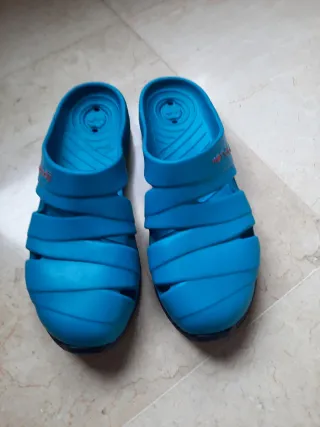 Sandalias de goma azules