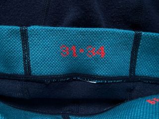 Gafas y guantes de nieve blancos. Leotardos térmic