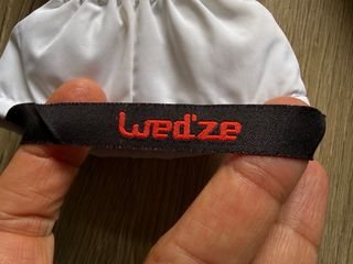 Gafas y guantes de nieve blancos. Leotardos térmic