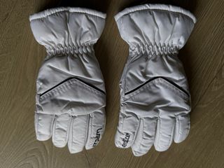 Gafas y guantes de nieve blancos. Leotardos térmic