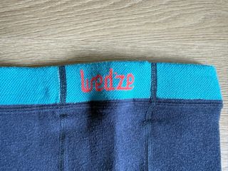 Gafas y guantes de nieve blancos. Leotardos térmic