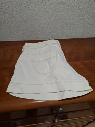Pantalón corto Bershka beige talla 42