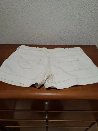Pantalón corto Bershka beige talla 42