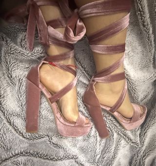 Tacones terciopelo rosa con cordones
