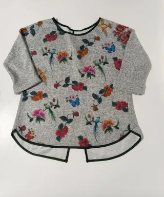 Top Gris Estampado Flores y Pájaros