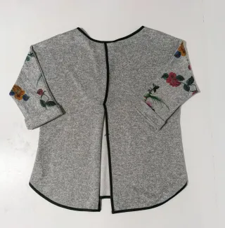 Top Gris Estampado Flores y Pájaros