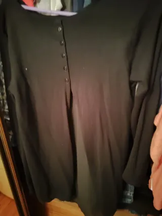 Blusa negra con botones