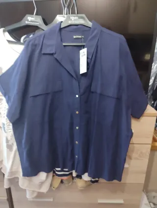 Blusa negra con botones