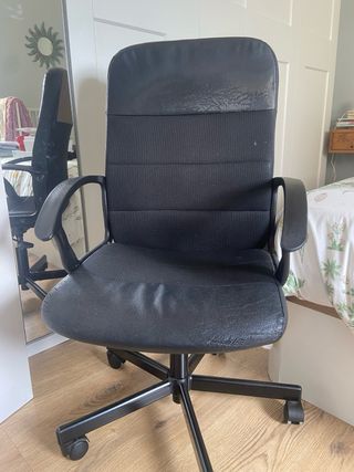 Escritorio con estanterías madera y metal y silla