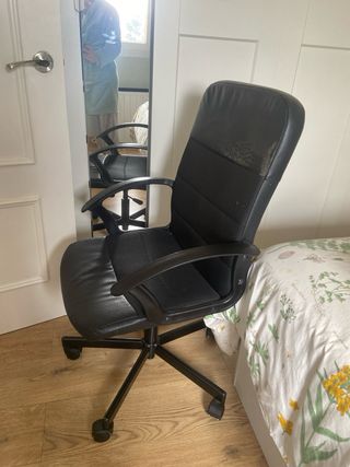 Escritorio con estanterías madera y metal y silla