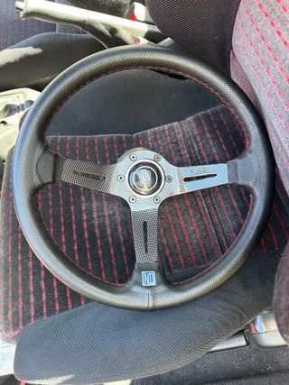 Volante desplazado Nardi