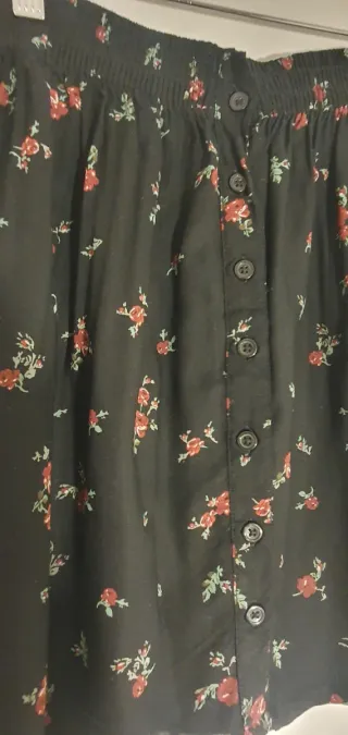 Falda corta floral negra con botones