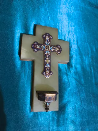 Cruz esmaltada con benditero