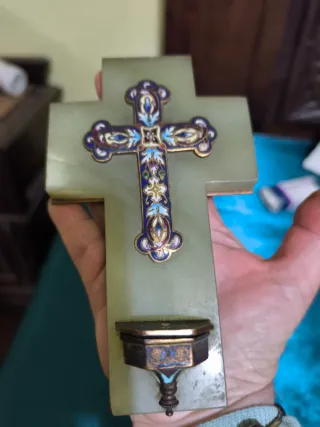 Cruz esmaltada con benditero