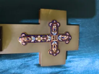 Cruz esmaltada con benditero