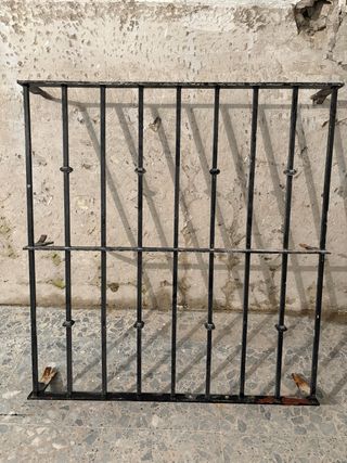 Reja de hierro macizo negra