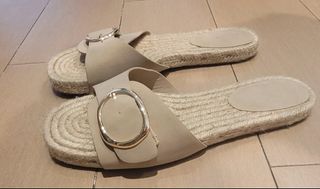 Sandalias planas Lefties beige hebilla dorada