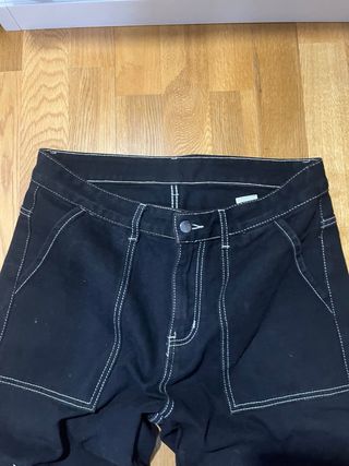 Vaqueros negros con pespuntes blancos