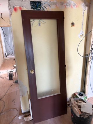 Puerta de madera con cristal