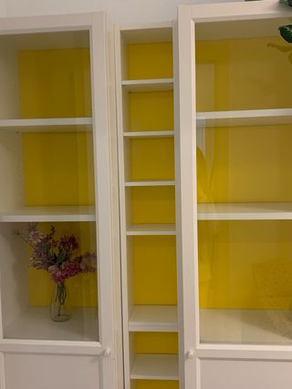 Estantería modular blanca y amarilla