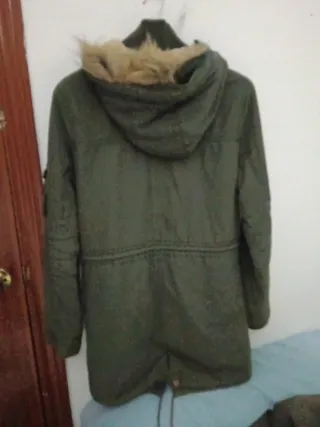 Chaqueta verde con capucha y pelo