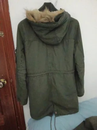 Chaqueta verde con capucha y pelo