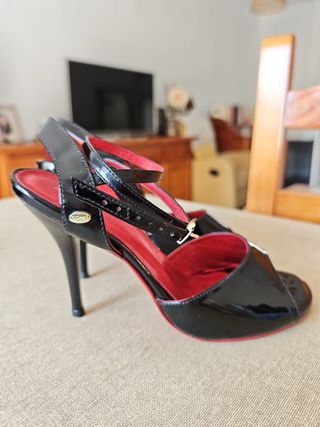 Zapatos de tango negros y rojos