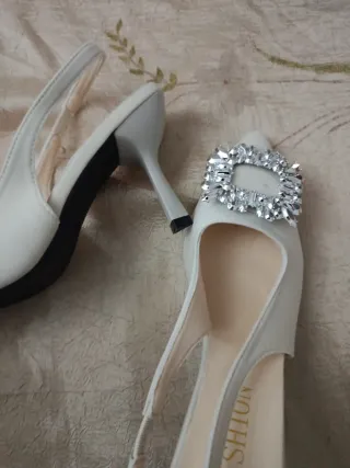 Zapatos de fiesta plateados con pedrería