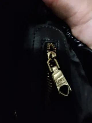 Borsa Love Moschino nera con borchie oro