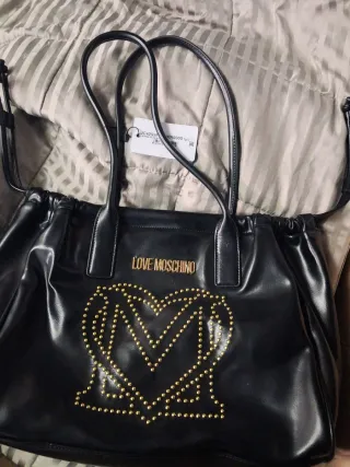 Borsa Love Moschino nera con borchie oro