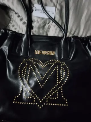 Borsa Love Moschino nera con borchie oro